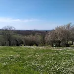 House On The Hill, Near Aubeterre-sur-dronne 度假居 Saint-Romain (Charente)