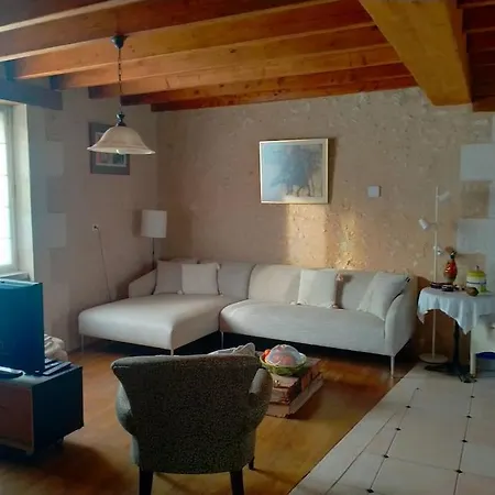 Сasa de vacaciones House On The Hill, Near Aubeterre-Sur-Dronne *