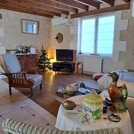 House On The Hill, Near Aubeterre-Sur-Dronne Casa de Férias *