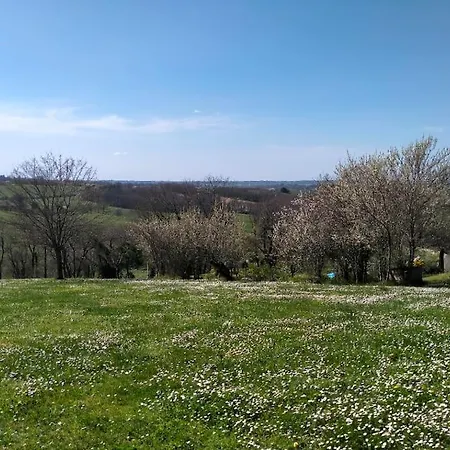 House On The Hill, Near Aubeterre-sur-dronne Nyaraló Saint-Romain
