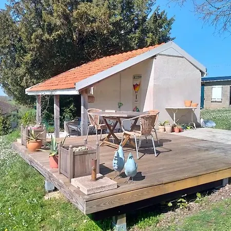 House On The Hill, Near Aubeterre-Sur-Dronne Сasa de vacaciones