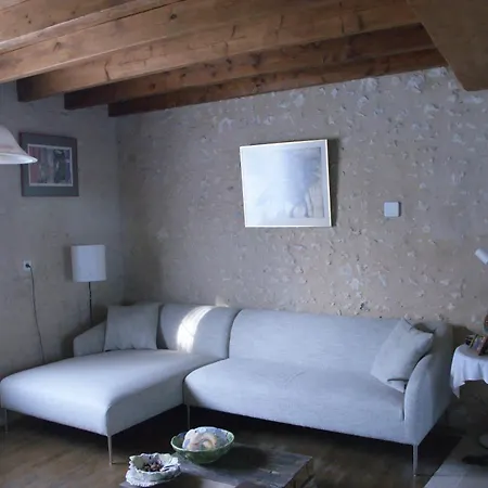 House On The Hill, Near Aubeterre-sur-dronne Ferienhaus