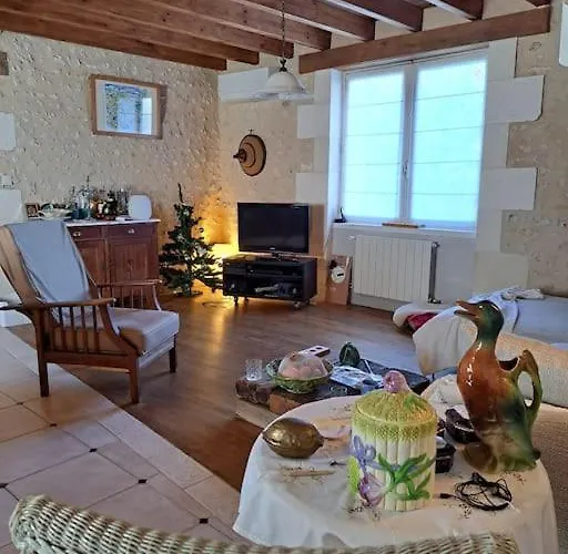House On The Hill, Near Aubeterre-Sur-Dronne Сasa de vacaciones *