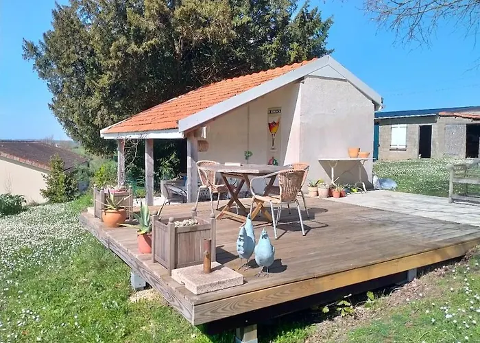 House On The Hill, Near Aubeterre-Sur-Dronne Сasa de vacaciones
